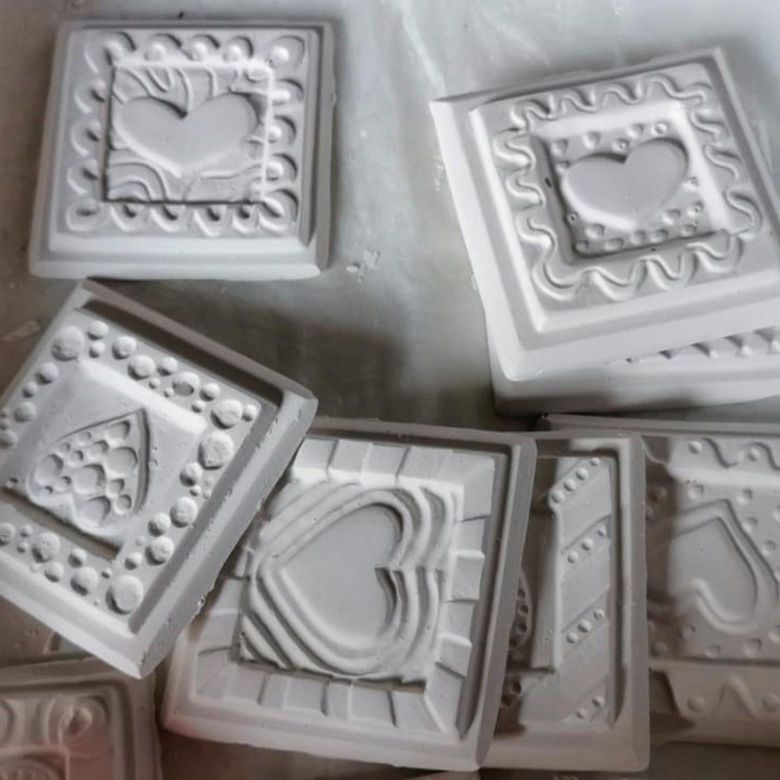 Drawer and wardrobe perfumes made in gypsum